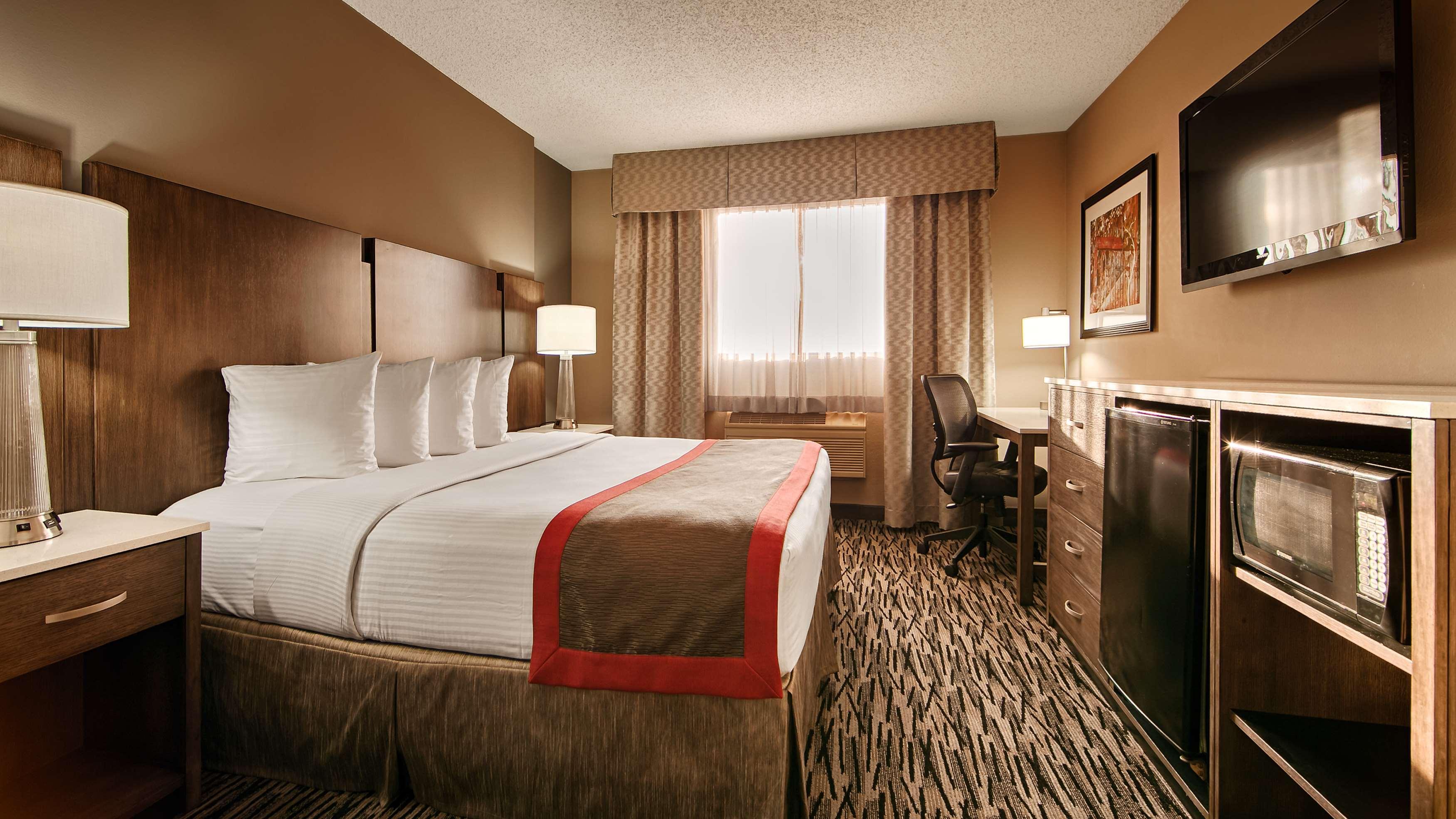 Western Alamitos & Hotel 3*