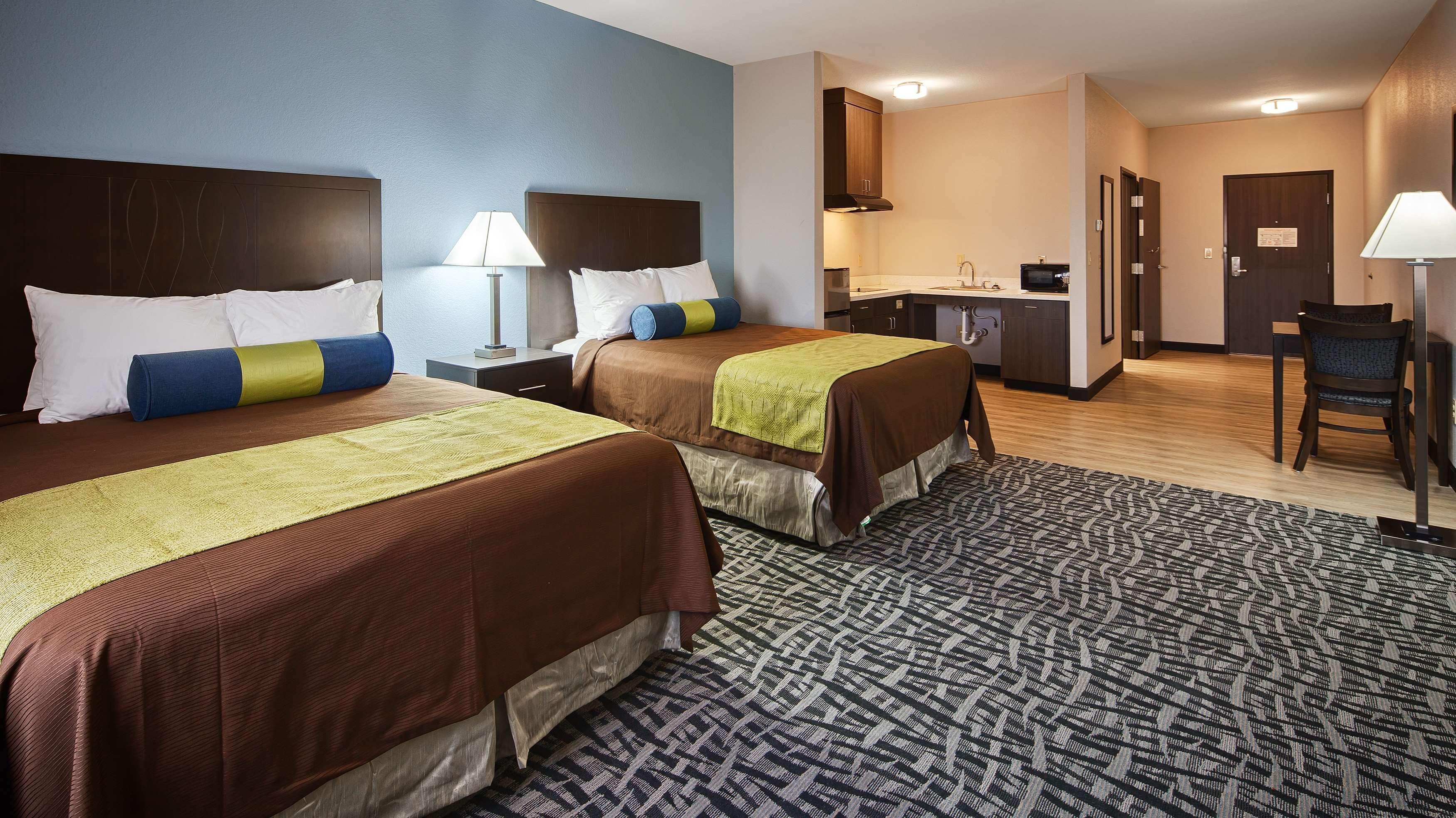 Western Alamitos & Hotel 3*