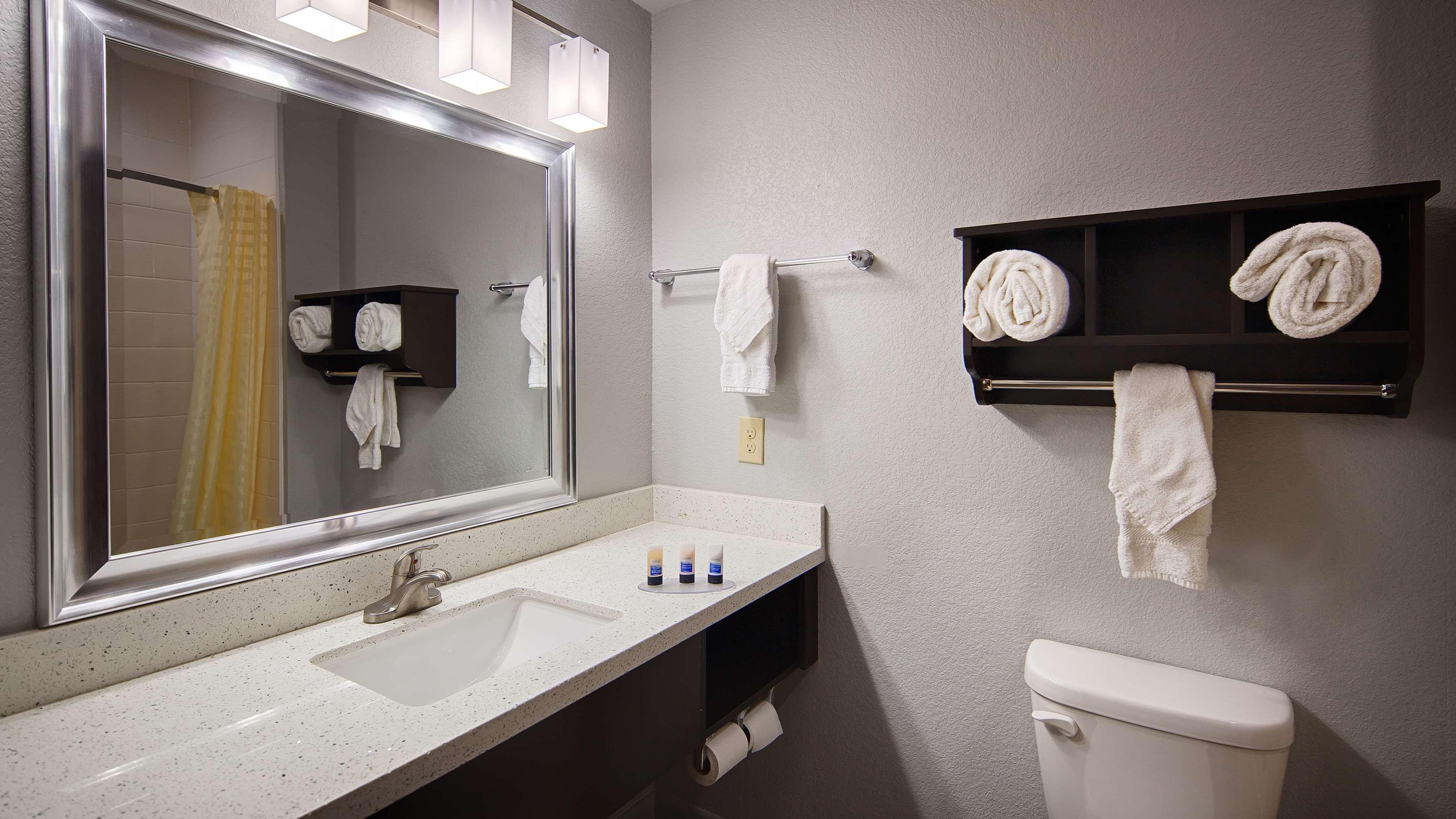 Western Alamitos Inn&suites Hotel