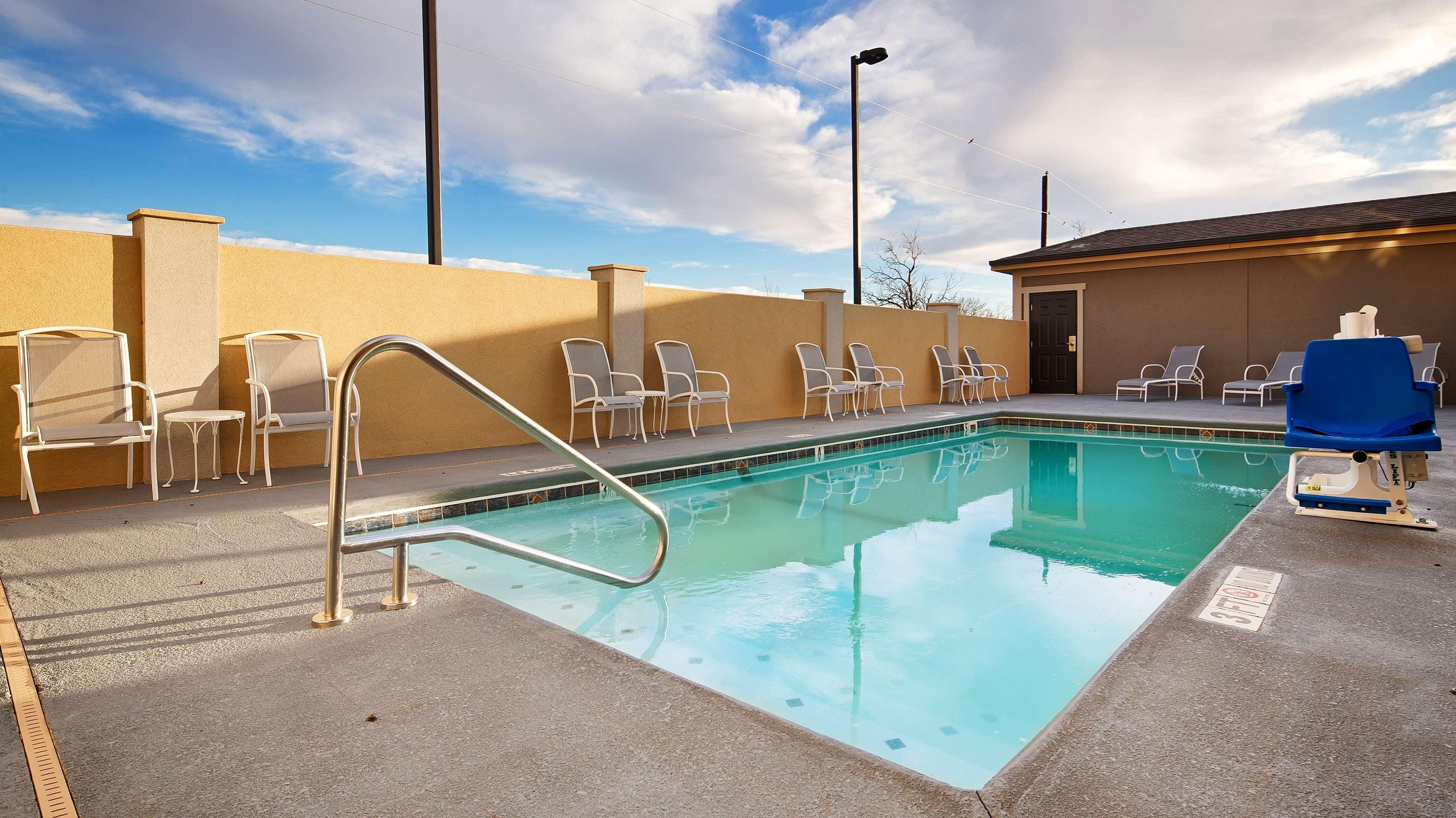 Western Alamitos Inn&suites Hotel
