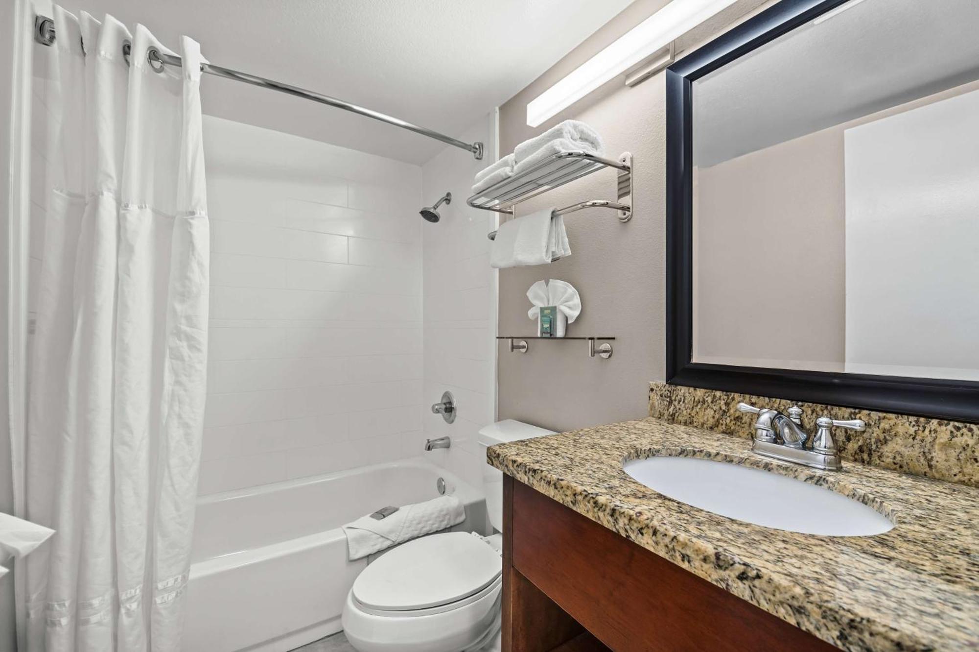 Western Alamitos Inn&suites Hotel
