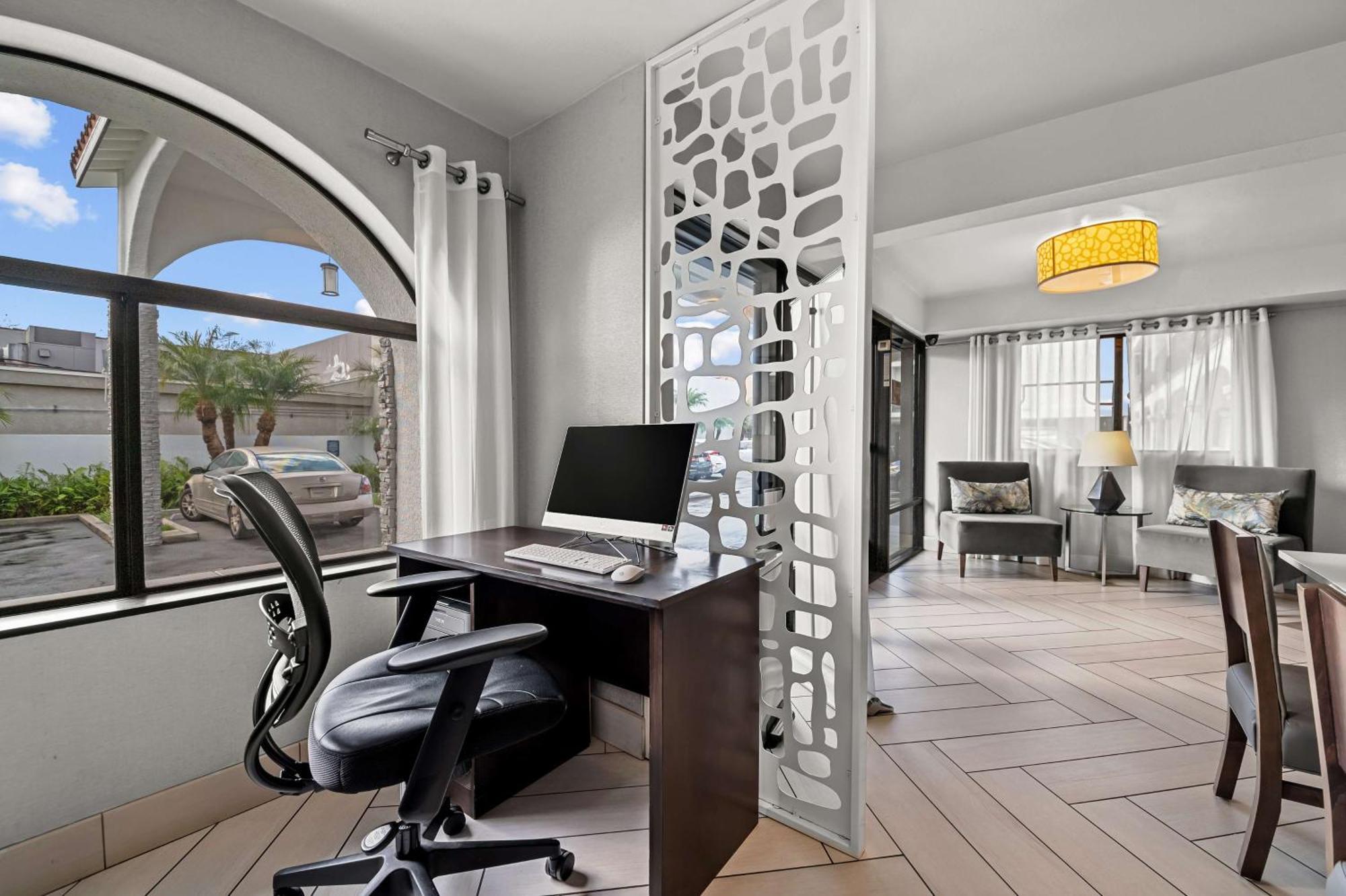 Western Alamitos & Hotel 3*