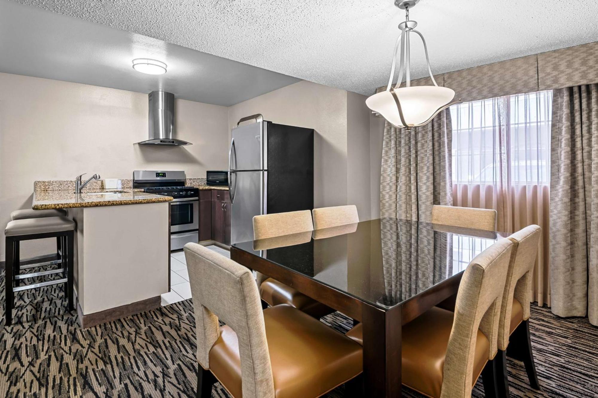 Western Alamitos Inn&suites