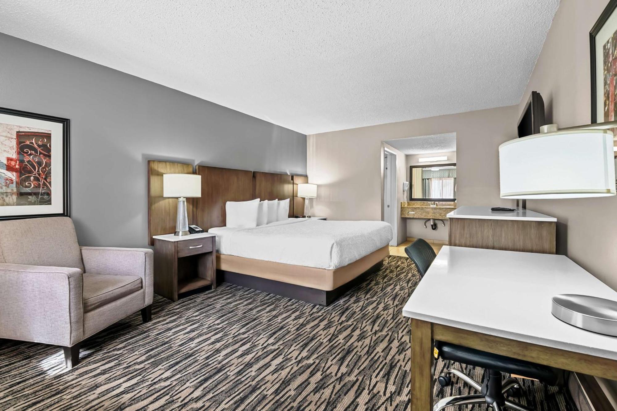 Western Alamitos Inn&suites