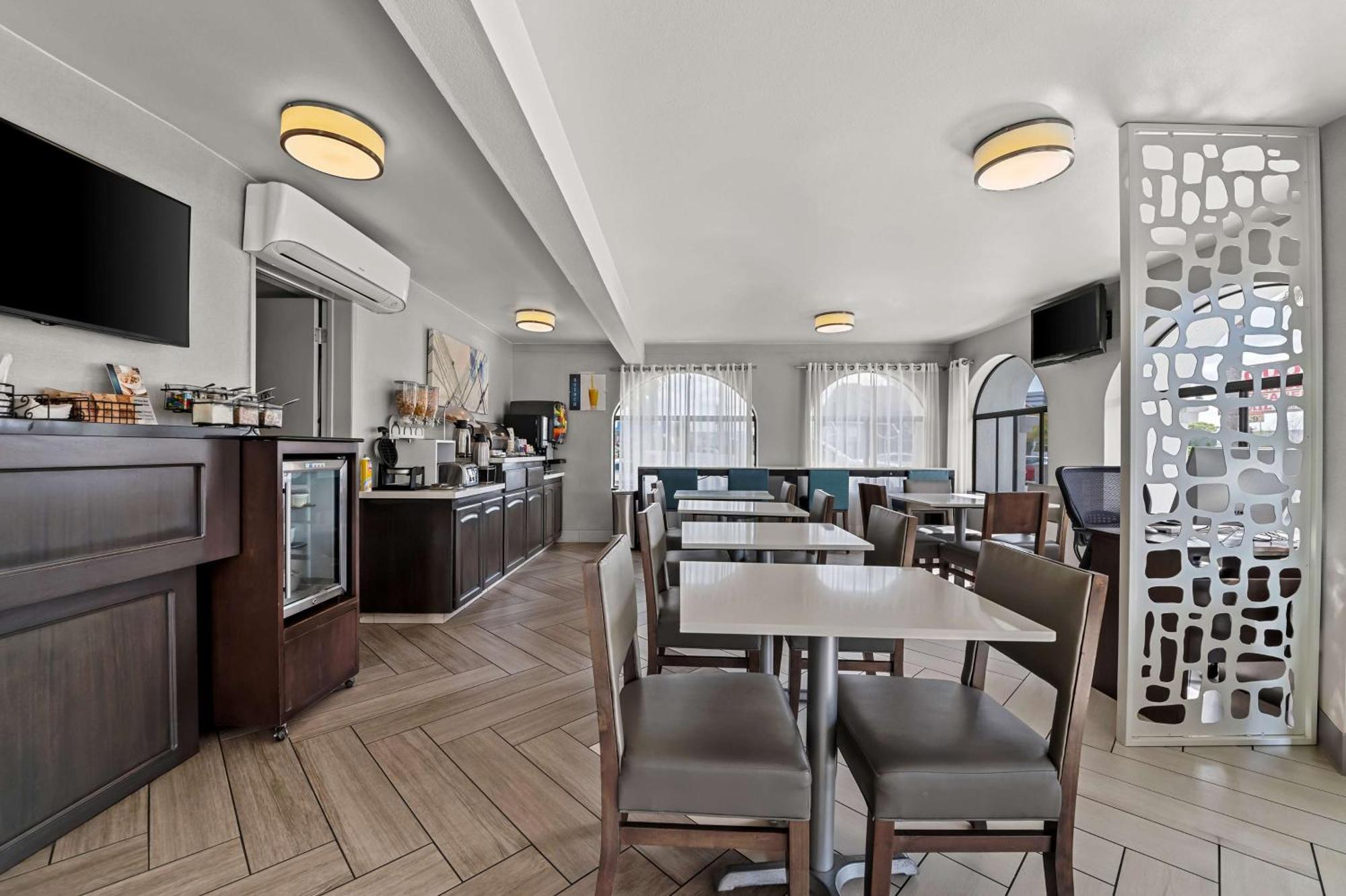 Western Alamitos Inn&suites Hotel