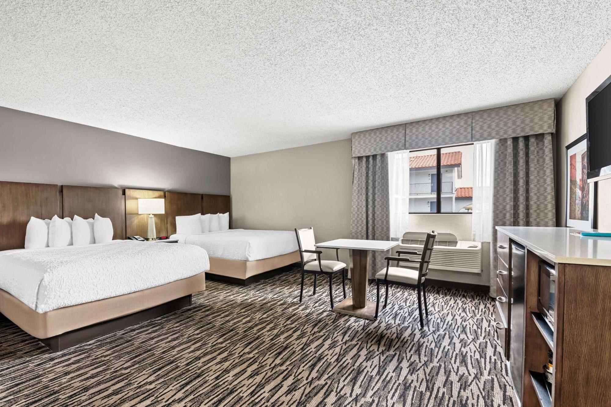 Western Alamitos & Hotel 3*
