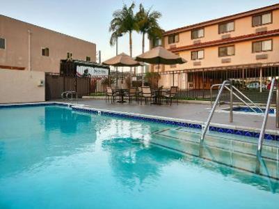 Western Alamitos Inn&suites