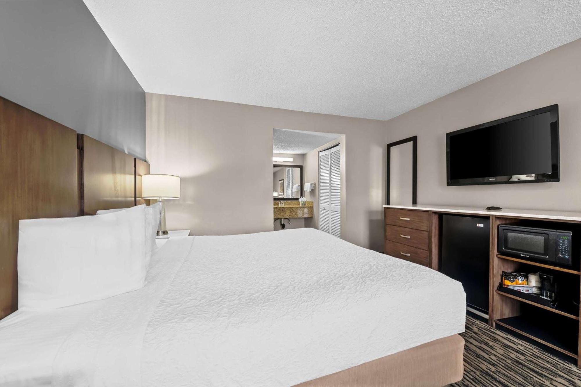 Western Alamitos & Hotel 3*